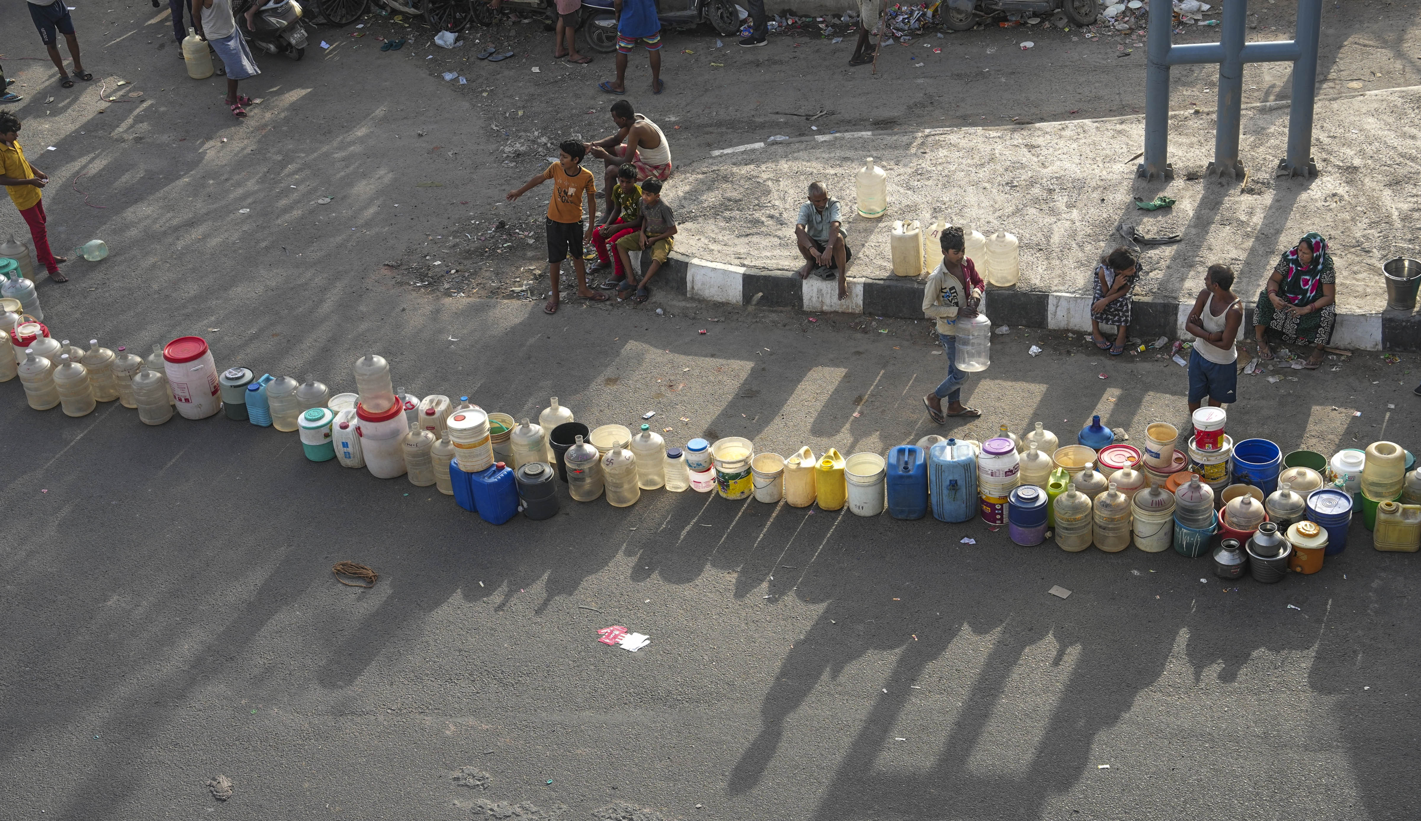 https://salarnews.in/public/uploads/images/newsimages/maannewsimage15062024_160636_delhi water crisis1.jpg